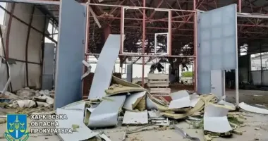 Ракетний удар по передмістю Харкова: правоохоронці показали наслідки атаки