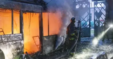 У ДСНС показали, як гасили пожежу після ударів дронів по Харкову