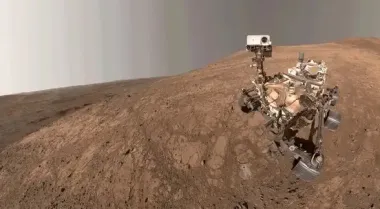 Марсоход NASA сделал селфи на Марсе: в кадр попал неожиданный гость (фото)