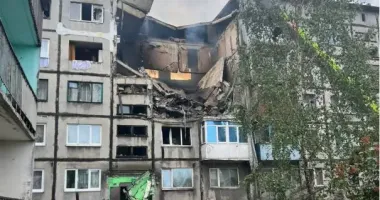 На Донеччині росіяни поцілили "Шахедом" по п’ятиповерхівці: поранені жінка з сином