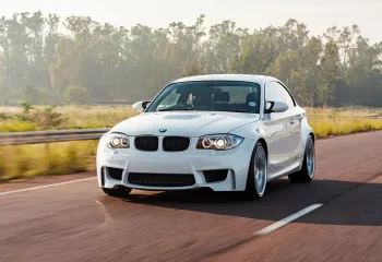 Маленький снаряд: в интернете показали уникальный компактный BMW с мощным V8 (фото)