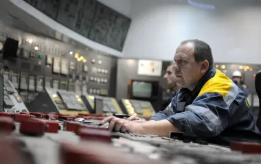 Енергетики заживили домівки 50 тисяч сімей, що були без світла через обстріли, - ДТЕК