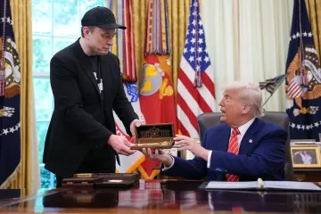 "Будет бегать туда-сюда": Трамп заявил, что Маск не уходит из Белого дома и вручил ему золотой ключ