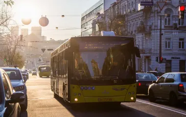 В Киеве изменили движение транспорта на выходных: какие автобусы и троллейбусы курсируют иначе