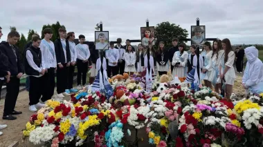 Graduates in Zhytomyr Oblast spend their last school day at grave of classmate killed by Russians – photo, video