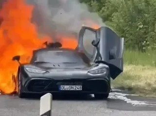 Их выпустили всего 275: дотла сгорел уникальный суперкар Mercedes за $2,7 миллиона (видео)