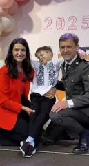 Валентина Хамайко показалася з чоловіком та їхніми доньками на випускному молодшого сина