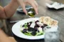 Изюминка любого блюда: 5 самых вкусных заправок к мясу, салатам и рыбе
