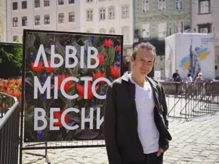Святослав Вакарчук растрогал встречей с мамой во Львове и очаровал бесплатным выступлением в центре