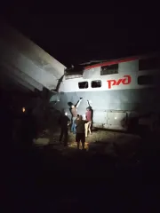 Есть погибшие и пострадавшие: в Брянской области РФ рухнул автомобильный мост, в него врезался поезд (фото, видео)