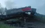 Під Курськом поїзд звалився з мосту на автомобільну дорогу: є поранені, сталась пожежа