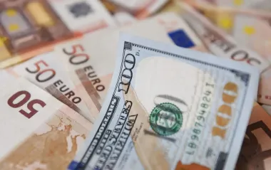 Долар упав до світових валют, євро очолив атаку