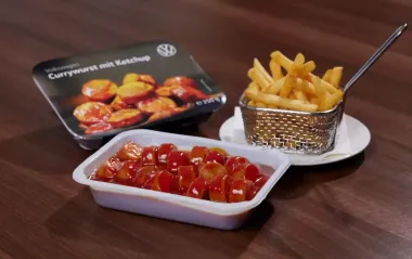 Вкусный дебют. Volkswagen начал продажи обновленных фирменных сосисок