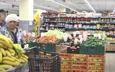 Пропозиція зростає, але ніхто не купує: фермери вимушено знижують ціни на огірки та помідори