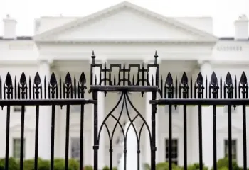 Білий дім просить Верховний суд США дозволити масові звільнення держслужбовців