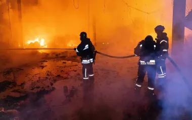 Росіяни вдарили по поштовому терміналу під Харковом: у ДСНС показали наслідки