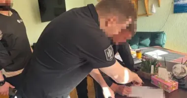 У Києві викрили директора комунального підприємства, який був посередником у передачі хабаря керівництву "Київзеленбуду"