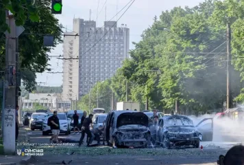 ВС РФ ударили по центру города Сумы: сгорели автомобили, есть погибшие (видео)