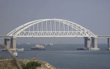Уламки впали на дорогу: РФ заявила про атаку дронів біля Кримського мосту