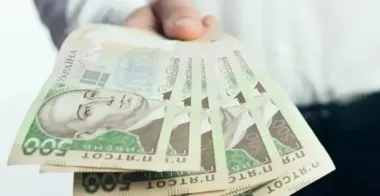 По 2 тысячи гривен ежемесячно: украинцам пообещали новые доплаты к зарплатам