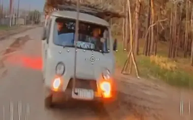 Head-on collision between Ukrainian drone and enemy "loaf" on road in Donetsk region. VIDEO