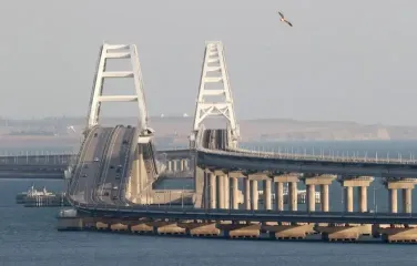 "Пробивают проход": Крымский мост атакуют морские дроны, – роспаблики