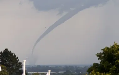 Над Черниговом пронесся смерч: редкое явление сняли на видео