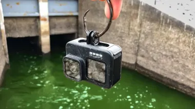 Мужчина бросил GoPro в море и снял нечто, что не может объяснить никто (видео)