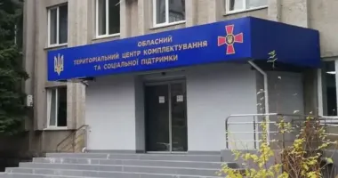 Знімали на камеру і провокували: невідомі увірвались в будівлю полтавського ТЦК