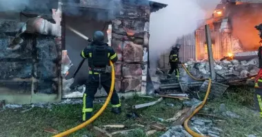 Рятувальники ліквідовують масштабні пожежі після нічної атаки на Харків