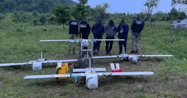 На Закарпатті прикордонники зі стрільбою затримали зловмисників, які дронами хотіли переправити 5000 пачок сигарет в ЄС