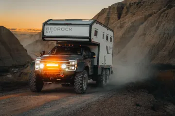 Для самых суровых условий: пикап Ford превратили в шестиколесный внедорожный автодом (фото)