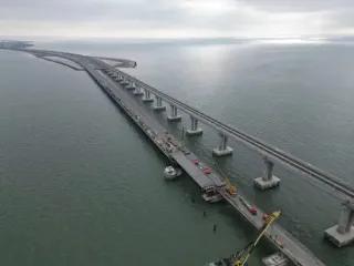 "Підводна фура" та майстри: Мережа вибухнула мемами після атаки СБУ на Кримський міст