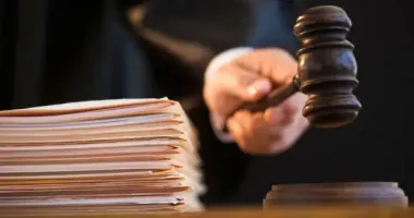У Львівській області судили школярку, яка вилізла на дорожній знак і зняла відео під російську музику