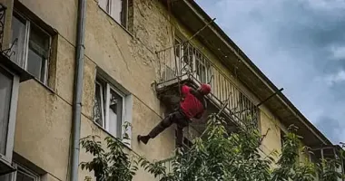 Незвичайна операція у Львові: рятувальники потрапили до квартири з даху, щоб допомогти літній жінці