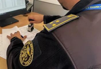 Выданный в Крыму: Закарпатская таможня уволила инспектора с паспортом РФ, — журналист (фото)