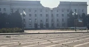 Росіяни влучили КАБом по будівлі Херсонської обласної державної адміністрації