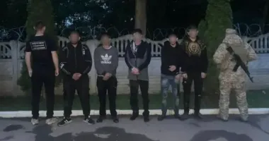 На Закарпатті п’ятьох чоловіків затримали за 100 метрів від кордону зі Словаччиною