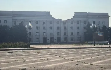 Росіяни вдарили КАБом по будівлі Херсонської ОВА (фото, відео)