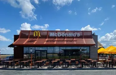 Работники фастфуда закрылись в укрытии во время тревоги: McDonald's извинился перед украинкой