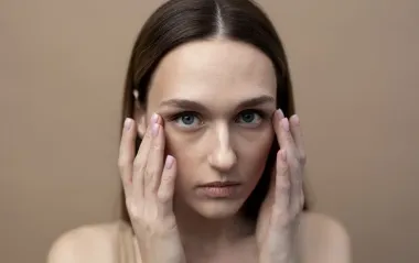Цей чай допоможе прибрати набряки під очима: працює краще за крем