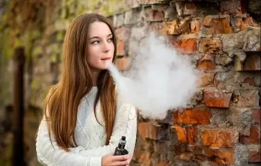 Невидимая угроза: украинцы не знают, что на самом деле курят в электронках, — исследование