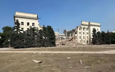 Россияне вторым за день ударом уничтожили здание Херсонской ОВА: фото последствий