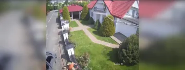 Пытался убежать через забор: на Львовщине ТЦК избили мужчину и запихнули в бус (видео)