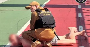 Попытка самоубийства в центре Киева: мужчина пытался прыгнуть с моста