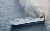 В Тихом океане горит судно с 3000 автомобилями на борту