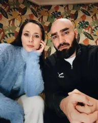 Юлія Юлія Саніна відповіла, як її чоловік виїхав за кордон і чому під час війни не повертається