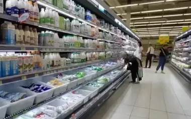 Молоко, сливочное масло и сметана по новым ценам: что подешевело, а за что заплатим больше