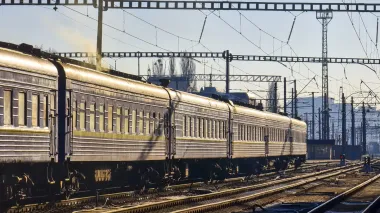 УЗ: на Київщині через ворожу атаку пошкоджено колії, задіюють резервні маршрути