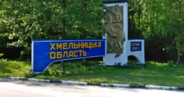 Ворог атакував Хмельниччину: пошкоджено будинки та авто